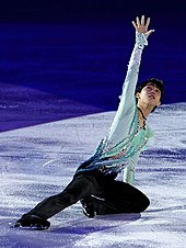 Hanyu's opening pose in "Requiem of Heaven and Earth" at the exhibition gala of the 2016 World Championships in Boston