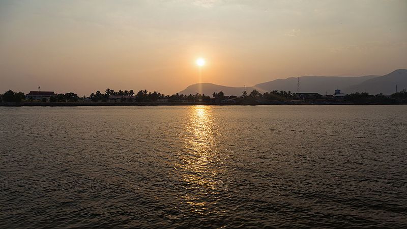 File:2016 Kampot, Zachód słońca nad rzeką Praek Tuek Chhu (01).jpg