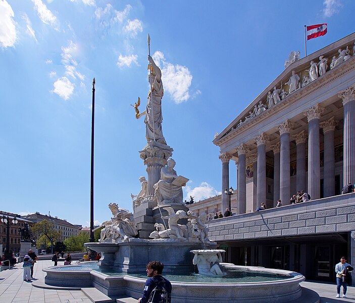 File:2023-04-22 Parlament ZugangBrunnen.jpg