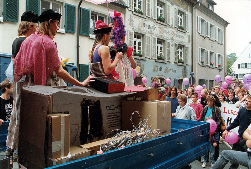 File:24. Juni 1989, Christopher Street Day in Freiburg, Kundgebung vor dem Erzbischöflichen Ordinariat 24.jpg