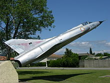 Un Mirage IIIC aux couleurs du 2/5 exposé sur la BA115.