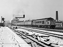 D35 (45 117) der British Rail durchfährt im Dezember 1983 mit einem Reisezug nach Newcastle die Manchester Exchange Station in Salford