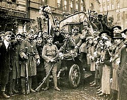 Účastníci revoluce v ulicích Budapešti, 31. října 1918.