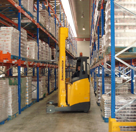 Narrow-aisle lift truck used in distribution