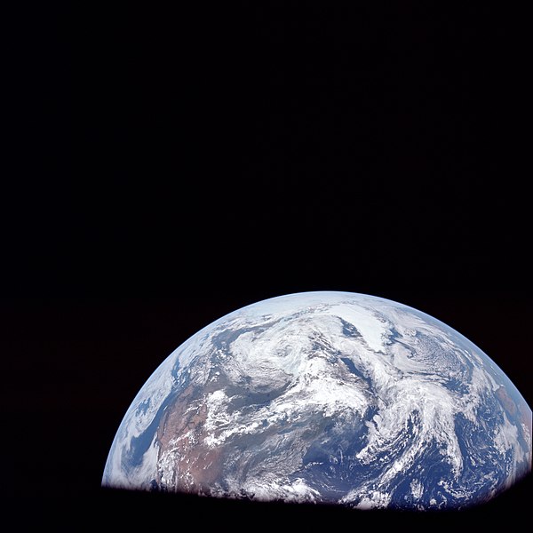 File:AS11-36-5324 - View of Earth.jpg