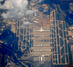תצלום אוויר של נמל התעופה הרטספילד-ג'קסון אטלנטה; בנייני הטרמינלים נראה בתחתית התמונה