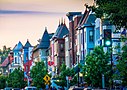 Casas geminadas coloridas em Adams Morgan