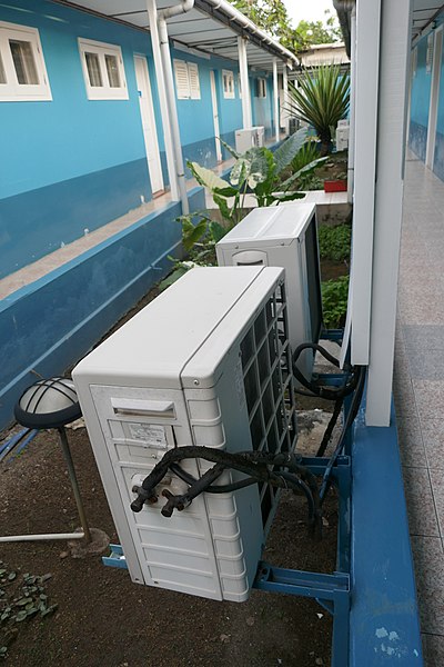 File:Air conditionné à São Tomé.jpg