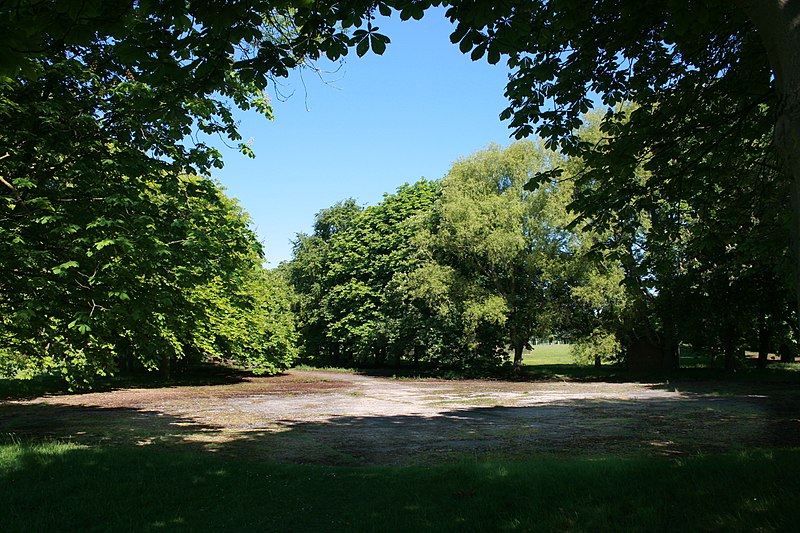 File:Airfield Remnant - geograph.org.uk - 1894879.jpg