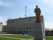 Aleksandrovskin kaupungintalo ja Leninin patsas.