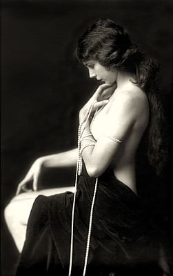 Девушка из прошлого. Alfred Cheney Johnston 1884-1971 фотограф Альфред Чейни Джонстон. Alfred Cheney Johnston ретро. Марион бенда. Красавицы 1920 годов.