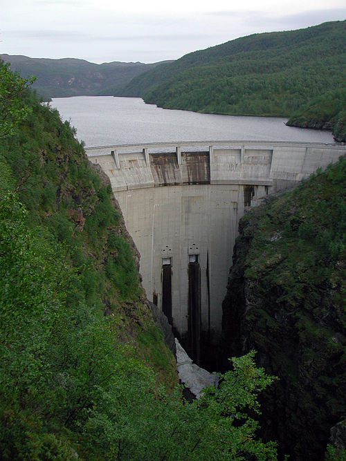 A subplot in which a dam is built on tribal land by King Runeard alludes to Norway's controversial Virdnejávr Dam.