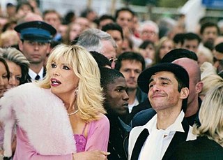 https://upload.wikimedia.org/wikipedia/commons/thumb/f/fe/Amanda_Lear_Ariel_Wizman.jpg/320px-Amanda_Lear_Ariel_Wizman.jpg