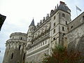 Palác Amboise při pohledu ze středověké vesnice