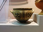 Vase de banquet (skyphos), vers 900. Musée archéologique de Thessalonique