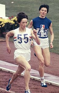 Ann Packer et Maryvonne Dupureur 1964.jpg