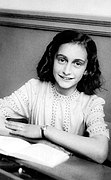 File:Anne Frank lacht naar de schoolfotograaf.jpg