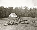 Confederati morti presso una batteria di artiglieria. Sullo sfondo la chiesa di Dunkard