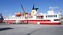 M/S Sarfaq Ittuk de l'Arctic Umiaq Line assure un parcours côtier, transférant les passagers de petites collectivités côtières aux grandes villes couvertes par le réseau aéroportuaire d'Air Greenland.