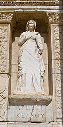 Statue d'Arété dans la bibliothèque de Celsus à Éphèse.
