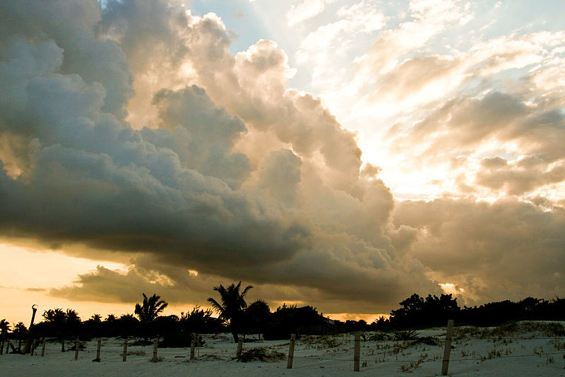 File:Atardecer en Tulum (3188769402).jpg