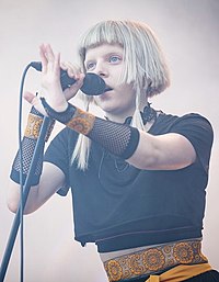 A cantora norueguesa Aurora faz sucesso com a música “Scarborough