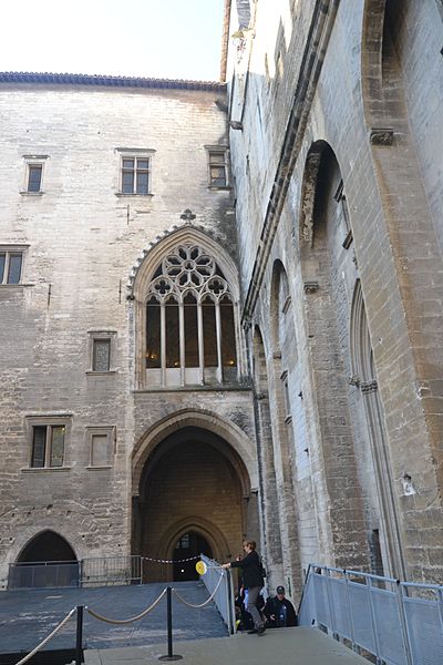 File:Avignon - palais des papes - Cour d'honneur 1.jpg