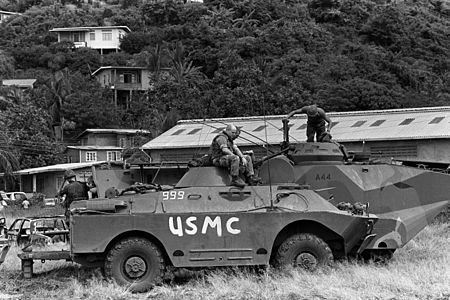 Američtí mariňáci na ukořistěném grenadijském BRDM-2 během invaze na Grenadu.
