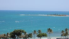 La baie de l'Anse Vata et ses funboarders