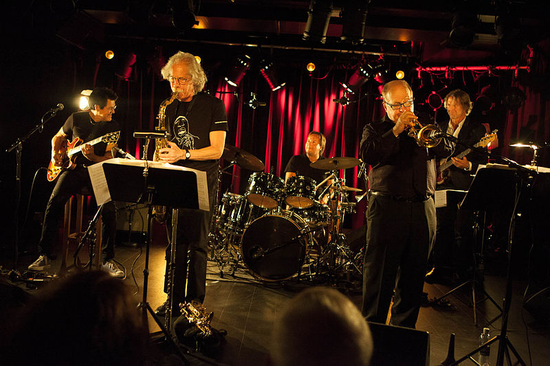 File:Bandet The New York Connection opptrer under Nordland musikkfestuke 2013.jpg