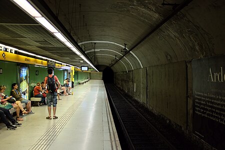 Barcelona subway (14429076825)