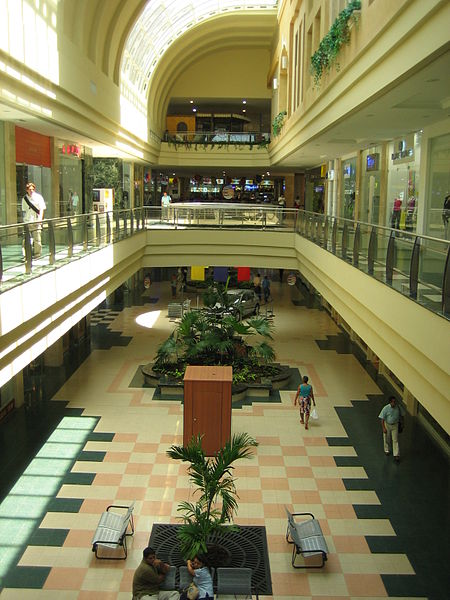 File:Barranquilla - Buena Vista, centro comercial - 200507.jpg