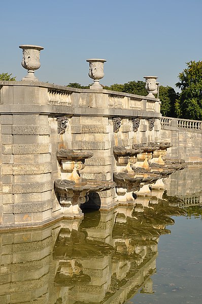 File:Bassin du Fer à Cheval, Parc de Saint-Cloud 003.JPG