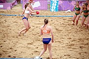 Deutsch: Beachhandball bei den Olympischen Jugendspielen 2018; Tag 6, 12. Oktober 2018; Mädchen, Hauptrundenspiel – Ungarn-Niederlande 2:1 English: Beach handball at the 2018 Summer Youth Olympics at 12 October 2018 – Girls Main Round – Hungary-Netherlands 2:1