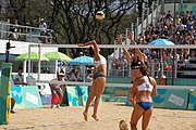 Deutsch: Beachvolleyball bei den Olympischen Jugendspielen 2018; Tag 11, 17. Oktober 2018; Jungen, Spiel um Platz 3 – USA (Devon Newberry/Lindsey Sparks)-Norwegen (Emilie Olimstad/Frida Berntsen) 1:2 (21–1/13–21/9–15) English: Beach volleyball at the 2018 Summer Youth Olympics at 17 October 2018 – Bronze Medal Match – USA (Devon Newberry/Lindsey Sparks)-Norway (Emilie Olimstad/Frida Berntsen) 1:2 (21–1/13–21/9–15)