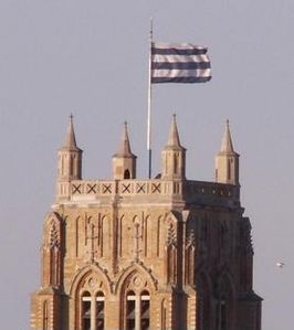 Het belfort van Duinkerke met de Duinkerkse vlag