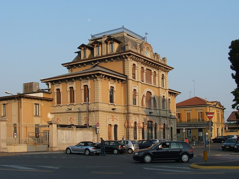 File:Bergamo stazione ferrovie delle valli.jpg