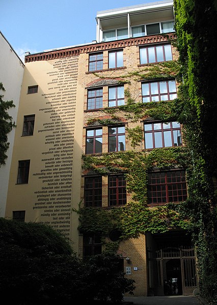 File:Berlin Sophie Gips Hof1.jpg