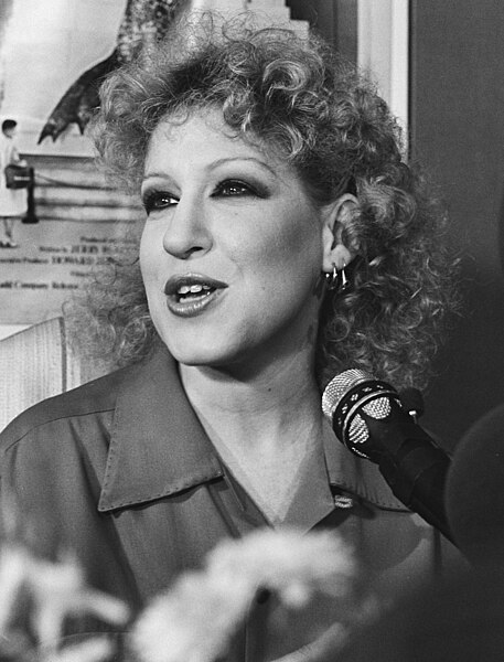 File:Bette Midler geeft een persconferentie in het city-theater in Amsterdam vanwege , Bestanddeelnr 931-2812 (cropped).jpg