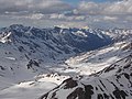 Blick vom Piz Tasna ins obere Fimbatal mit Heidleberger Haus und dem Hohen Riffler rechts hinten