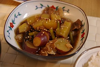 Свинина, варёная с бататом, блюдо окинавской кухни