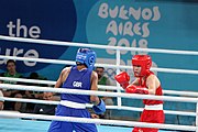 Deutsch: Boxen bei den Olympischen Jugendspielen 2018 Tag 12, 18. Oktober 2018 - Finale Leichtgewicht Mädchen – Junioren-Weltmeisterin und dreifache Juniorinnen-Europameisterin Caroline Sara DuBois (Großbritannien, blau) schlägt Juniorinnen-Asienmeisterin Porntip Buapa (Thailand, rot). English: Boxing at the 2018 Summer Youth Olympics on 18 October 2018 – Girls' lightweight Gold Medal Bout – Caroline Sara DuBois (Grat Britain, blue) wins over Porntip Buapa (Thailand, red). Español: Boxeo en los Juegos Olímpicos Juveniles de Verano de 2018 en 18 de octubre de 2018 - Combate de medalla de oro de peso ligero para niñas - Caroline Sara DuBois (Gran Bretaña, azul ) gana sobre Porntip Buapa (Tailandia, rojo).