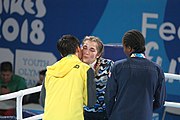 Deutsch: Boxen bei den Olympischen Jugendspielen 2018 Tag 12, 18. Oktober 2018 - Medaillenzeremonie im Leichtgewicht der Mädchen - Gold: Caroline Sara DuBois (Großbritannien), Silber: Porntip Buapa (Thailand), Bronze: Oriana Saputo (Argentinien); Medaillenübergabe durch Habu Gumel (IOC, Nigeria), Geschenkübergabe durch Raymond Silvas (USA, AIBA). English: Boxing at the 2018 Summer Youth Olympics on 18 October 2018 – Girl's Lightweight Medal Ceremony - Gold: Caroline Sara DuBois (Great Britain), Silver: Porntip Buapa (Thailand), Bronze: Oriana Saputo (Argentina); Medal handover by Habu Gumel (IOC, Nigeria), Gift presented by Raymond Silvas (USA, AIBA). Español: Boxeo en los Juegos Olímpicos Juveniles de Verano de 2018 en 18 de octubre de 2018 - Ceremonia de la Medalla de peso ligero para niñas - Oro: Caroline Sara DuBois (Gran Bretaña), Plata: Porntip Buapa (Thailand), Bronce: Oriana Saputo (Argentina); Entrega de medallas por Habu Gumel (COI, Nigeria), Regalo presentado por Raymond Silvas (EE. UU., AIBA).