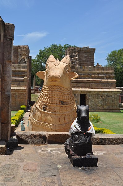 File:Brihadisvara Temple - Gangaikonda Cholapuram - nandhi.jpg