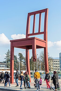 Broken Chair Chaise cassée Genève 2019.jpg