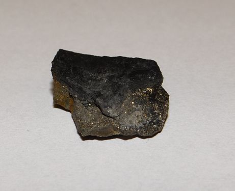 Vermutlich eine Form von Basalt. Erworben wurden der Stein in Deutschland, seine Herkunft ist unbekannt.