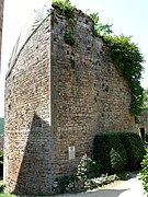 Tour Brunehaut (donjon) située à l'intérieur du domaine.