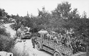 Bundesarchiv Bild 101I-005-0018-15, Jugoslawien, Polizeieinsatz, Spähpanzer u.  LKW.jpg