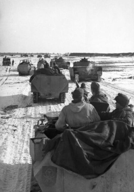 ไฟล์:Bundesarchiv_Bild_101I-090-3913-24,_Russland,_Schützenpanzer_und_Panzer_im_Winter.jpg