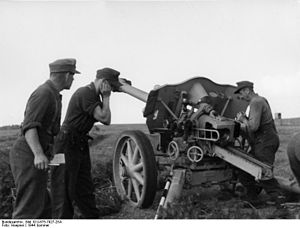 Bundesarchiv Bild 101I-675-7927-25A, Ostfront, leichte Feldhaubitze in Feuerstellung.jpg